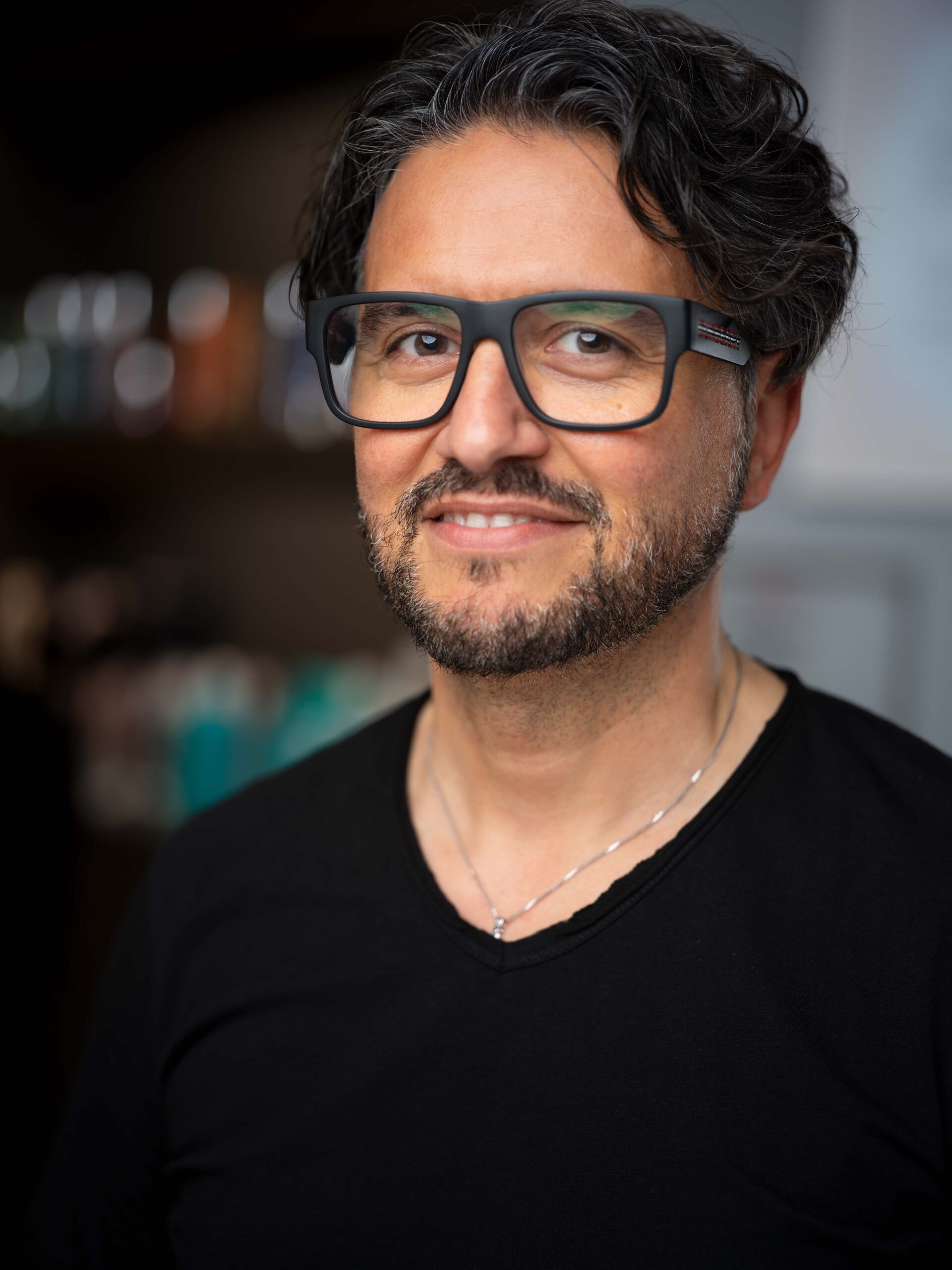 Rocco Coroneo Portrait in seinem Friseursalon in Erkrath. Coroneo Hair Design. Er lächelt in die Kamera 