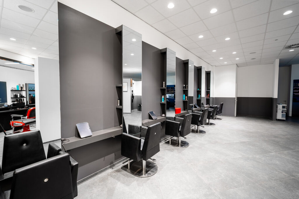 Coroeno Hair Design in Erkrath Innenansicht im salon. Der Friseur in Erkrath. man sieht stuhle zum sitzen für die Kunden