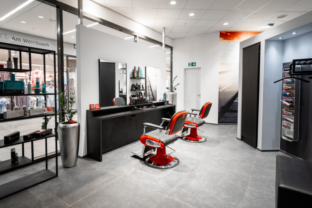 Coroneo Hair Design Erkrath Baviercenter. Friseursalon von innen. zwei Stühle für Kunden