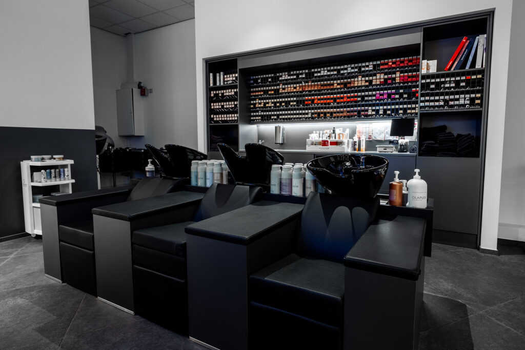 Coroeno Hair Design in Erkrath Innenansicht im salon. Der Friseur in Erkrath. Man sieht Waschbecken im Salon mit der Coloration Sektion im Hintergrund