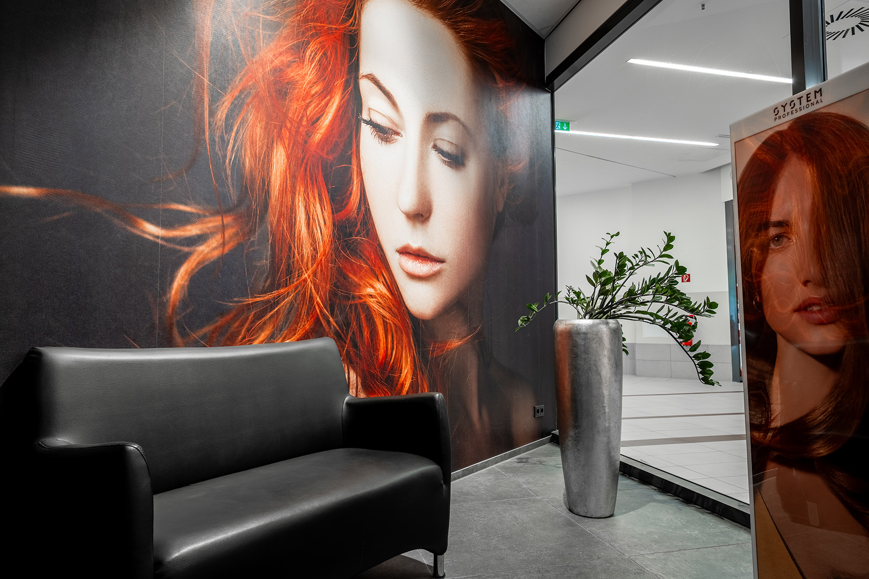 Innenansicht im Coroneo Hair Design Salon in Erkrath im Baviercenter. Kontakt Friseur Erkrath