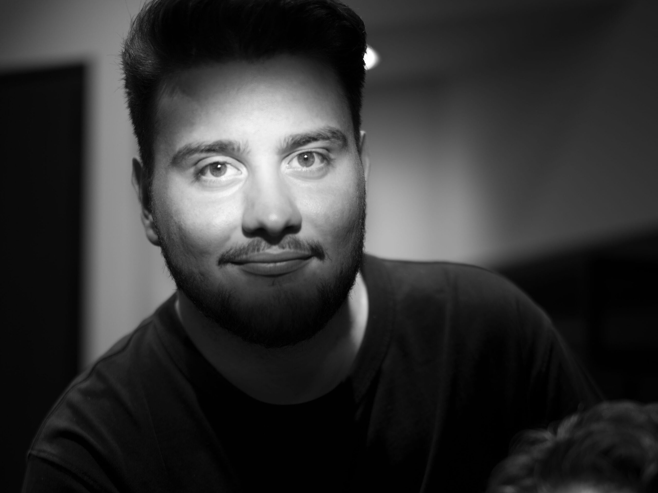 Francesco Coroneo schwarzweiß Porträt im Friseursalon Coroneo hair Design