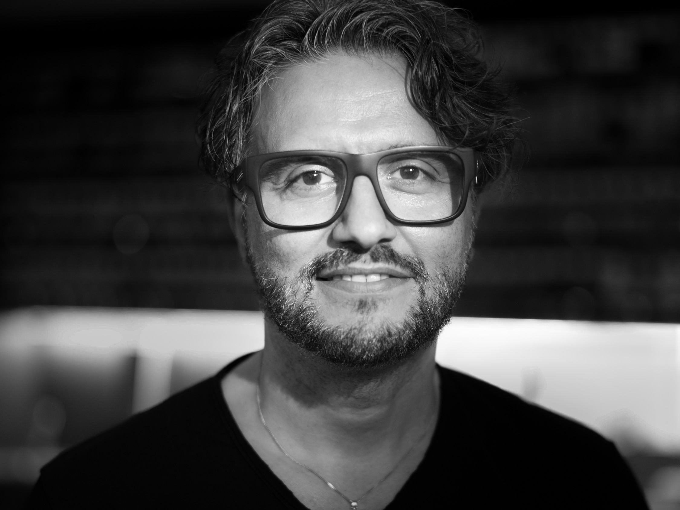 Rocco Coroneo Portrait in seinem Friseur Salon Corneo Hair Design in schwarz weiß